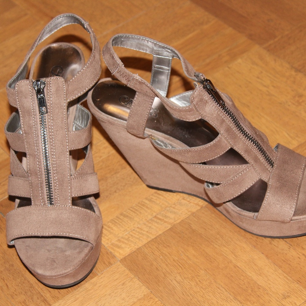 Shoes - Picture 2 of 5